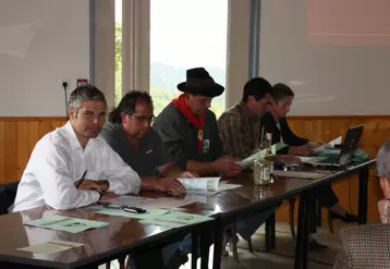 Laurent Wauquiez secrétaire d’état à l’Emploi, J.Marc Fargier Maire de Freycenet Latour, Bernard Bonnefoy président, Yannick Pochelon animateur et Roselyne Rochette présidente de la Maison du Fin Gras.