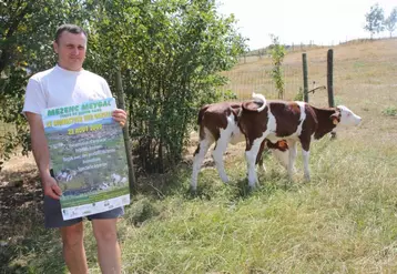 Laurent Mirmand, éleveur et associé du Gaec de l’Erosion (100 ha de SAU-quota lait de 235 000 L) au Monastier. 
Avec son frère Gérard, Il élève 32 Montbéliardes et leur suite et 24 charolaises et leur suite.