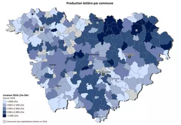Cette carte de la densité laitière par hectare de SAU à l'échelle de la commune affiche clairement les zones laitières du département.