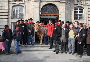 Éleveurs et élus du secteur du Mézenc (Haute-Loire et Ardèche) devant la mairie du Puy en Velay pour faire la promotion de leur AOC.