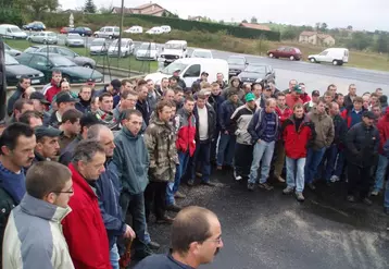 Mobilisation importante des éleveurs laitiers. Ici devant l'usine Bongrain à Beauzac.