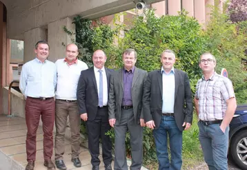 Laurent Duplomb et Michel Chouvier candidat à la présidence de la Chambre d’Agriculture, entourés des vice-présidents présents ce lundi en réunion de Bureau, et des présidents de FDSEA et JA43.