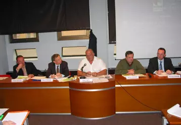 De gauche à droite : Laurent Duplomb, Benoît Sermage DDAF, Gilbert Bros, Michel Chouvier, Christian Buffière.