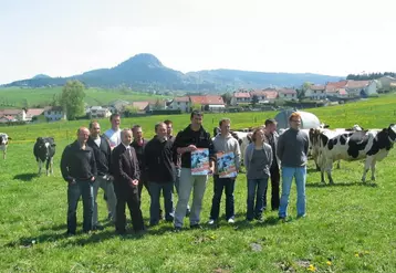 Les organisateurs de ce comice réunis devant le cheptel laitier du lycée agricole d’Yssingeaux.