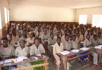 Le collège de Bala avec ses élèves. Collège qui verra bientôt pousser une ferme-école à proximité.