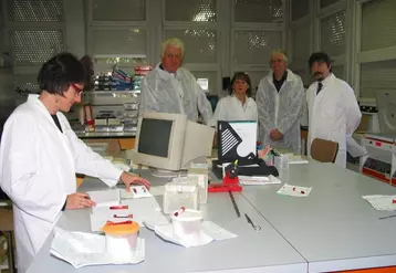 Réception des prises de sang dans le service sérologie.
En arrière plan, Michel Joubert, vice-pdt du Conseil Général en charge de l’agriculture, Brigitte Inglese, directeur adjoint du labo, Gérard Bretière, du Conseil général et Guillaume Chevalier, directeur du labo.