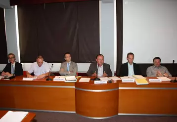 De gauche à droite : Bruno Locqueville, Gilbert Guignand, Régis Castro, secrétaire général Préfecture, Laurent Duplomb, Christian Buffière et Michel Chouvier.