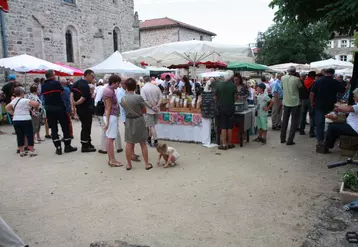 Consommateurs, producteurs et élus étaient à Chomelix le 19 juillet pour célébrer les 20 ans du marché du soir.