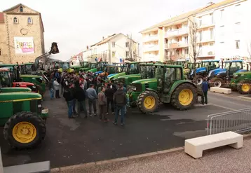 Une cinquantaine de tracteurs a roulé sur Yssingeaux le 5 février au matin.