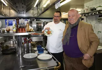 Jean-Pierre Vidal et son maître cuisinier Pierre Troigros dans la cuisine du restaurant de St Julien Chapteuil.