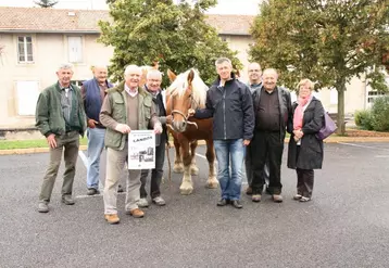 Le président du syndicat des chevaux Haute-Loire, Yves Jouve en compagnie des vice-présidents, et secrétaire du syndicat et du maire de Landos.