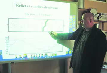 Le tableau blanc interactif, un dispositif essentiel du programme « école numérique rurale ».