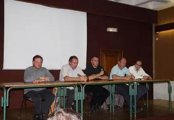 Jean-Michel Durand secrétaire général, Gilbert Guignand président et Yannick Fialip
président de la section laitière pour la FDSEA ; Jérome Veysseyre secrétaire général
et Jean-Julien Deygas président pour les JA.