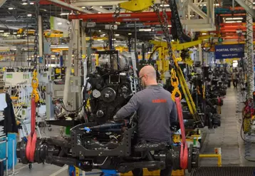 Chaîne de montage des tracteurs Claas au Mans : un tracteur produit toutes les 13 minutes.