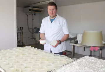 Florian Bleu jeune agriculteur en ovins lait à Polignac.