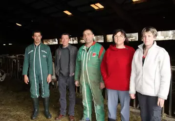 Les associés du Gaec du Belvédère et leurs techniciens.