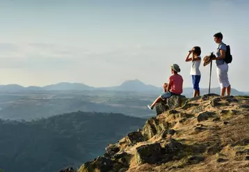 Les services de remplacement et les groupements d’employeurs pour les agriculteurs leur permettent de partir en vacances en laissant animaux et champs entre de bonne main.