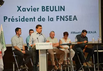 À̀ Lamotte-Beuvron, FNSEA et JA ont rassemblé plus de 700 personnes pour parler solutions et avenir de l’agriculture française.