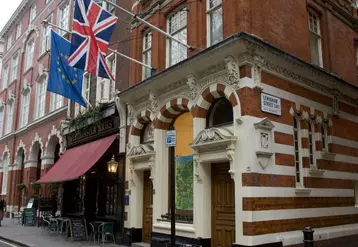 Drapeaux européen et britannique sur la façade du bureau de représentation de l'UE à Londres.