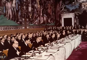 En 1957, les dirigeants des six grands pays d’Europe signent le Traité de Rome.