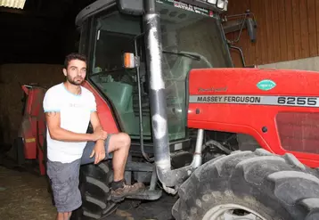 Bastien Hugoni près de son taureau.