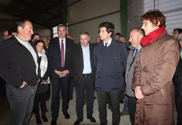 Le ministre Denormandie en pleine discussion avec les responsables professionnels, parlementaires,  élus et associés du Gaec du Lyon d'or à Vernassal. 