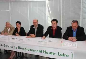 De gauche à droite : Claude Cubizolle (Directeur), Sandrine Cottier (Pdte SR), Christian Gouy (Pdt Aide Agri 43), Mickaël Vacher (Pdt ADGEA et JA43) et Gilbert Guignand (Pdt FDSEA).