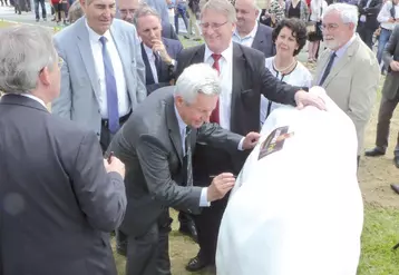 Bernard Roux, président de Lanaud Développement signe la vache symbole du Limousine Park.