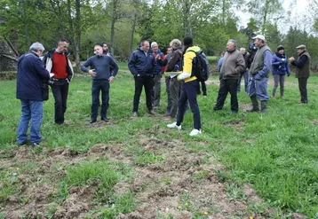 Agriculteurs et journalistes sur la parcelle de prairie endommagée de Philippe Defay.
