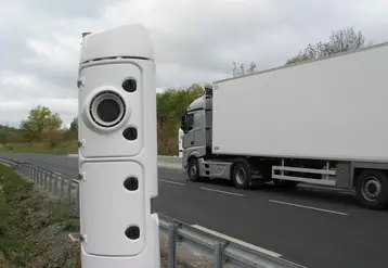 Mardi, le gouvernement a fait marche arrière et suspendu la mise en application de l'écotaxe poids lourds, face à la pression du milieu agricole et de nombreux acteurs économiques qui ont vu dans cet impôt, la taxe de trop.