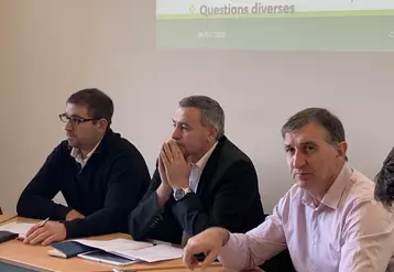 De gauche à droite : Nicolas Merle, président des JA Aura, Yannick Fialip secrétaire général et Michel Joux président de la FRSEA Aura.
