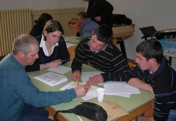 Les élèves de l’ISVT exposent à l’agriculteur les résultats du bilan énergétique de son exploitation.