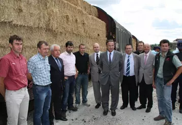 Les responsables professionnels de la Haute-Loire et du Cantal et des représentants de l’administration étaient à Brioude pour accueillir le premier train de paille.