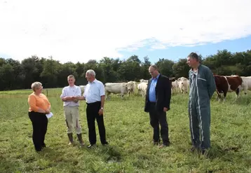 Pierre Chevallier au centre avec les 3 associés du Gaec de l’Angevine et Gilbert Guignand président de la FDSEA de Haute-Loire.