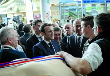 De 8h à 21h, Emmanuel Macron a passé la journée du 22 février au milieu des agriculteurs.