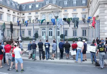 Opération symbolique : les agriculteurs ont jeté bottes et bleus de travail sur les grilles de la Préfecture remettant à l’État les “clés“ de leurs exploitations…