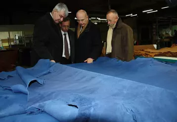 Les reponsables de l’usine et les Préfets devant une magnifique peau de veau teintée en bleu.