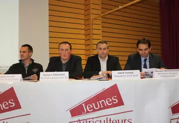 Aymeric Soleilhac (deuxième en partant de la gauche), secrétaire général de JA43 présentera le rapport d’orientation 2016.