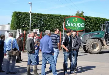 Les éleveurs ont bloqué plusieurs camions sur le site de la Socopa, à Villefranche d’Allier.
