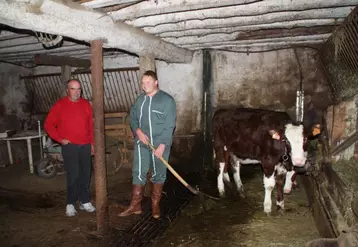 Denis Pignol avec Jérémy Lèbre, l’un des salariés du GEDRA en poste à Savignac.