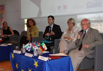 Emilie Wagner, du centre d’information Europe Direct, Sophie Auconie, députée européenne, Pierre Ricard, secrétaire général affaires régionales, Arlette Arnaud-Landau, vice-présidente du Conseil régional et Guy Vissac, vice-président du Conseil général.