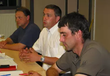 Jean Michel Durand secrétaire général de la FDSEA, Yannick Fialip Président de la section laitière FDSEA et Didier Bonnet administrateur au CRIEL Rhône-Alpes.