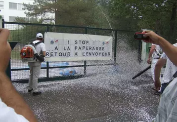 Lancé de confettis devant les grilles de la Dreal pour marquer l’overdose de paperasse administrative.