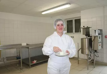 Sandrine Villesèche-Mathieu, la responsable de la micro-fromagerie, dans les nouveaux locaux.