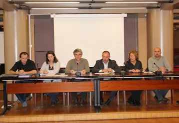 De gauche à droite : Thomas Facqueur, Laurence Vignal (chargée de mission au Pays du Velay), Daniel Decot, Laurent Duplomb, Madeleine Rigaud et Michel Arcis.