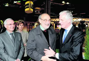 Au salon de l’agriculture 2009, Edgard Pisani a reçu des mains de Michel Barnier, le Prix des Lecteurs Terra 2009 pour son ouvrage « une politique mondiale pour nourrir le monde ».