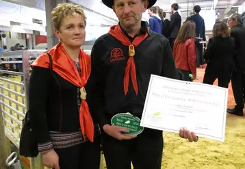 Roger et Roselyne Chapelle ont reçu des mains du Ministre Stéphane Le Foll, le Prix d’Excellence Agri Écologique pour leur prairie de fauche de montagne.