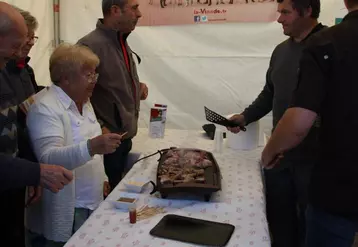 La dégustation de viande à fait succès à Saugues.