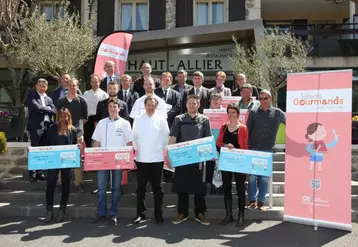 Le jury et les 9 finalistes devant le restaurant du Haut-Allier de Philippe Brun-à Pont d’Alleyras Haute-Loire.
