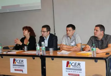 Michelle Delsuc (à gauche) présidente de CERFRANCEAlliance Massif Central a présenté avec les référents de l’atelier «veille économique» le cahier des références économiques 2012.